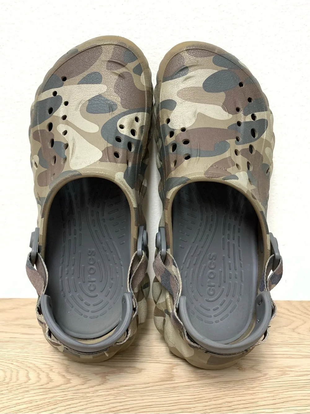 Crocs Echo Camo Redux Clog Shoes Mens 7 Womens 9 Gray Tan Camouflage Scuffs